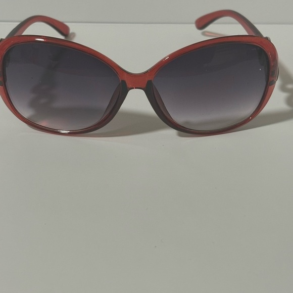 Classic Red Oversized Sunglasses with Gradient Lenses - Picture 2 of 4